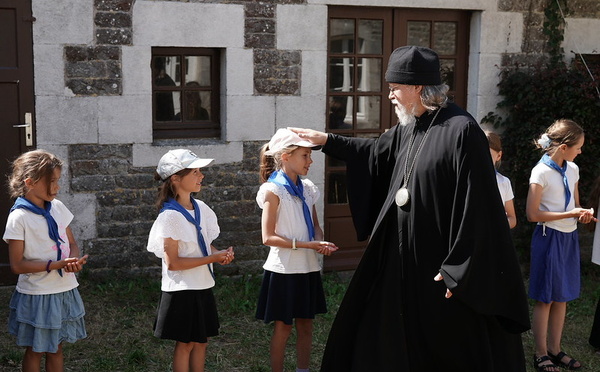Le métropolite de Chersonèse et d’Europe occidentale Marc a visité une colonie de vacances orthodoxe pour enfants en Normandie