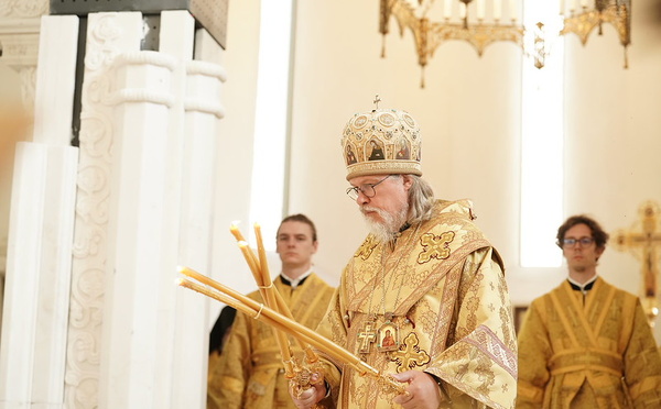 L’Exarque patriarcal a célébré les vigiles dominicales en la cathédrale de la Sainte Trinité à Paris