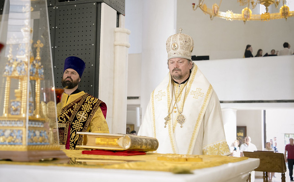 Monseigneur Nestor a célébré la Liturgie dominicale en la cathédrale de la Sainte Trinité à Paris