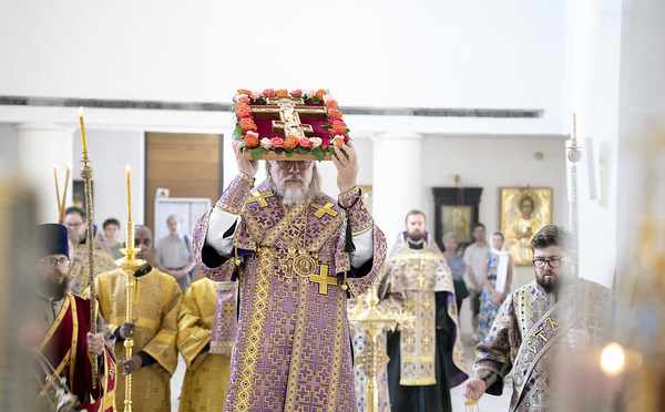Le métropolite Marc a célébré un office vespéral avec la procession de la Croix vivifiante du Seigneur